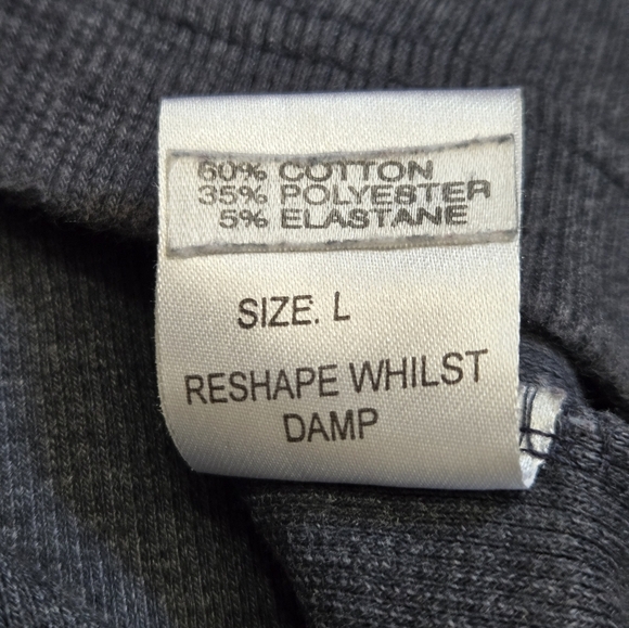 LIVERPOOL FOOTBALL CLUB Officially Licensed V-Neck Sweater with Red LFC Logo. - Picture 7 of 9